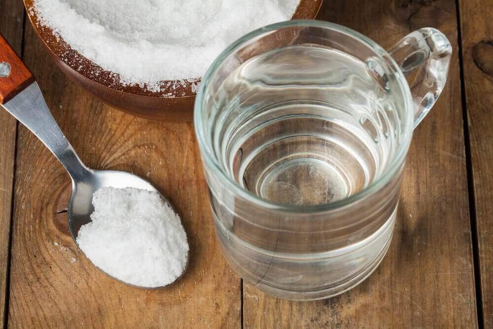 Baking soda met heet water