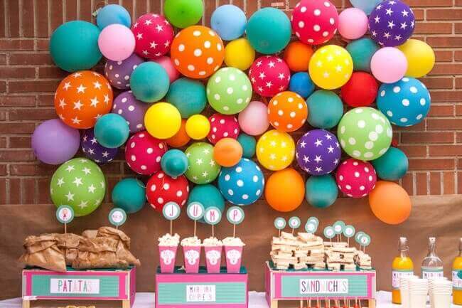Versieren met ballonnen: vastgemaakt aan de muur