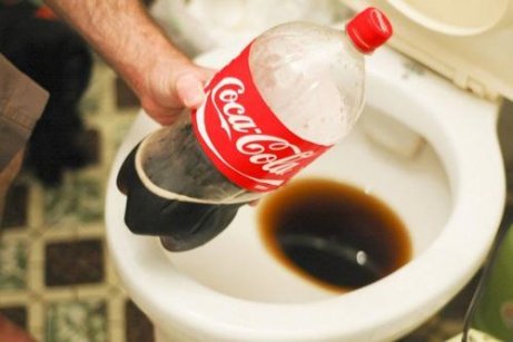 Minerale afzettingen in de badkamer verwijderen met Cola