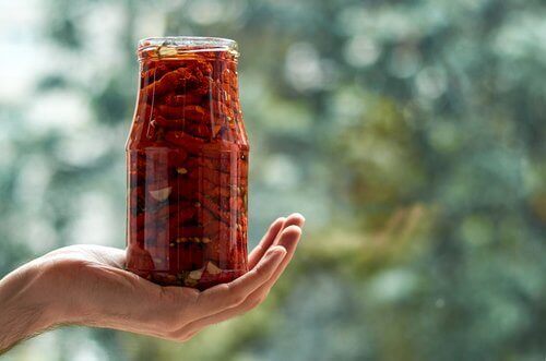 Gedroogde tomaatjes die gedroogd zijn in een zelfgemaakte zonnedroger