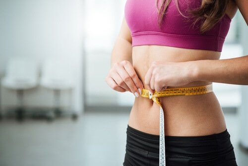 Gewicht verliezen op een gezonde manier kan door aubergine en citroenwater te drinken