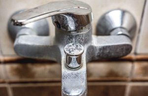 Natuurlijke middelen om minerale afzettingen in de badkamer te verwijderen