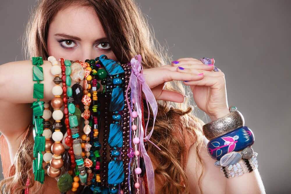 Oude T-shirts hergebruiken door er sieraden van te maken