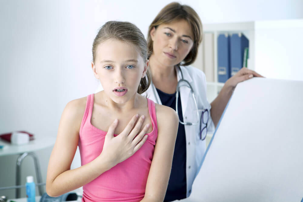 Kind met astma bij de dokter