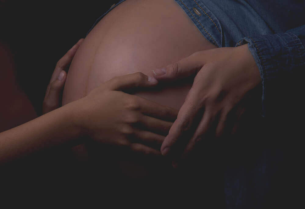 Zwangere vrouw met linea nigra
