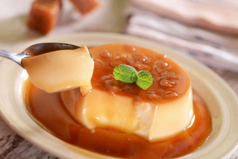 Napolitaanse flan met aardbeien is een populaire variatie