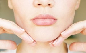 Je onderkin verminderen met deze oefeningen en huismiddelen