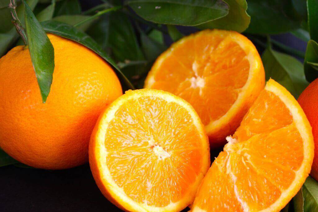 Vitamine C uit bijvoorbeeld fruit of vruchtensap 