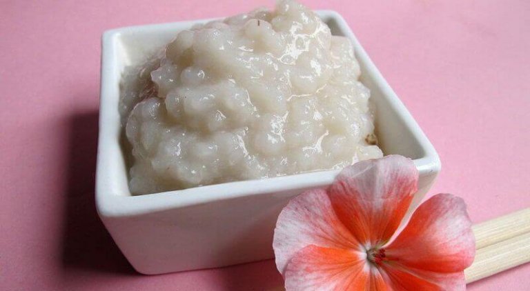 De huid reinigen met twee remedies op basis van rijst