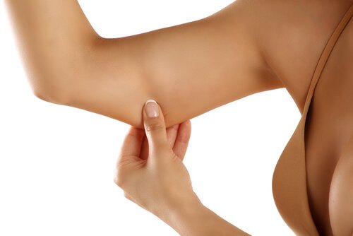 Vrouw die graag mooie, strakke armen wil
