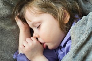 4 tips hoe je kinderen kan laten ophouden met op hun duim zuigen