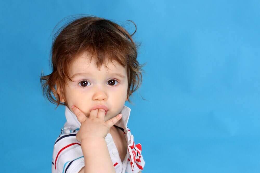 Kindje zuigt op haar vingers