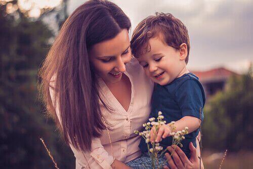 Supermoeder die bloemen plukt met haar zoon