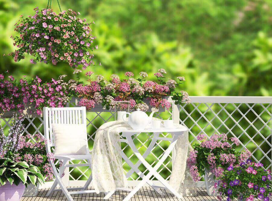 Tafel met stoelen en bloemen