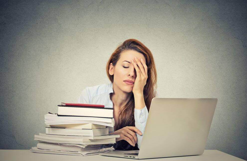Vrouw die last heeft van vermoeidheid, want foliumzuur is een van de vitamines die niet in je dieet mogen ontbreken