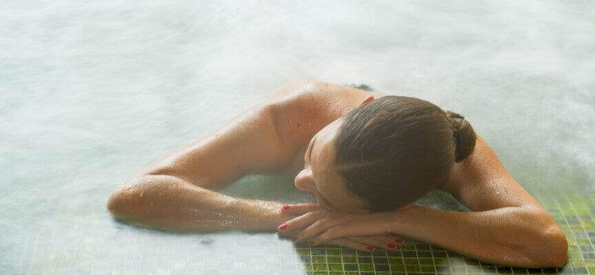 Vrouw in warmwaterbron