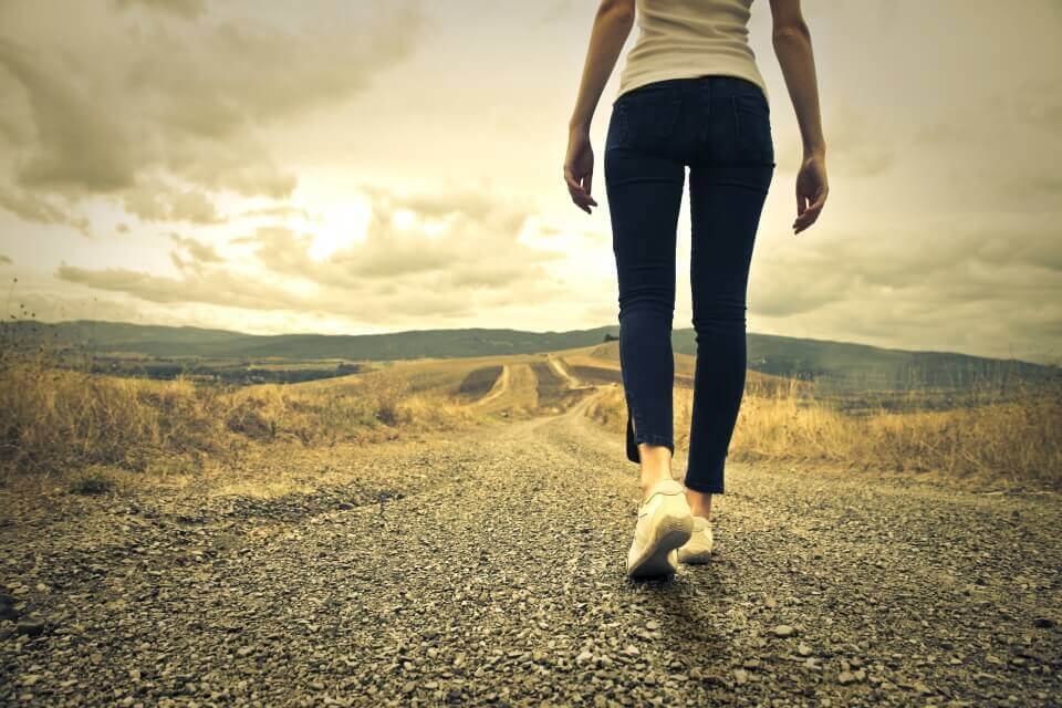 Vrouw op landweg
