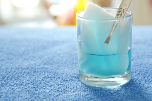Inktvlekken uit kinderkleding krijgen met aceton