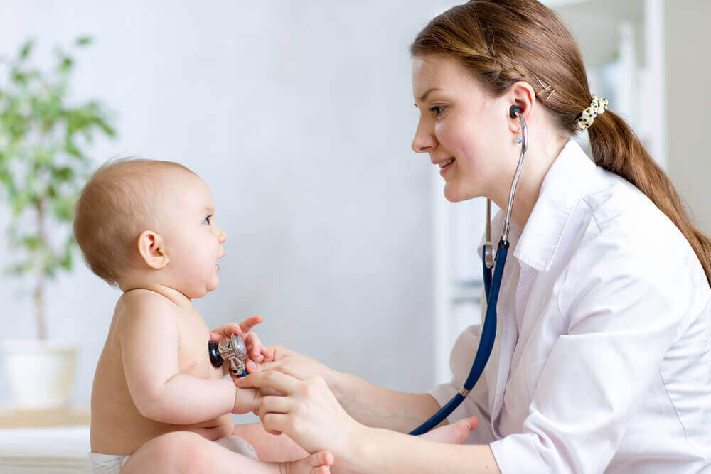 Controle door een arts bij een baby