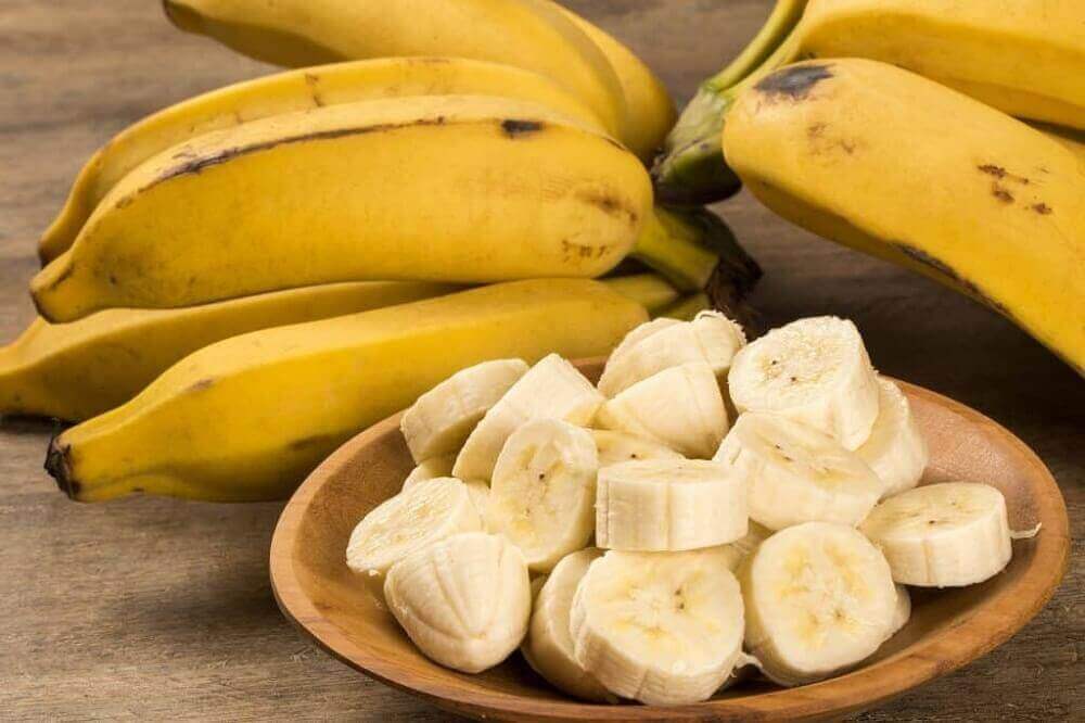 Plakjes banaan op een schaal