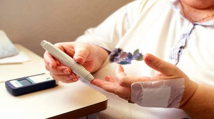 Vrouw geeft zichzelf een vingerprik