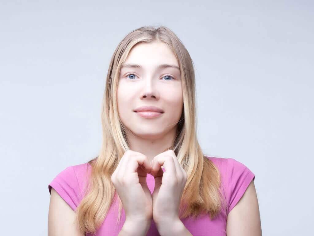 Vrouw kijkt dromerig voor zich uit