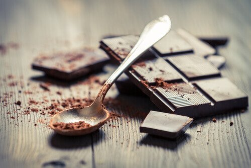 Chocoladereep en een lepel cacao