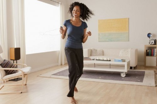 Vrouw danst in de woonkamer
