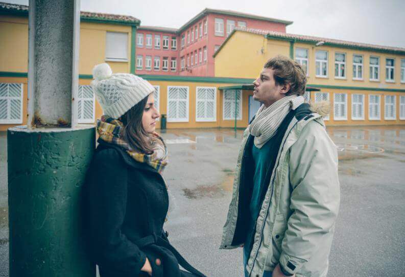 Man en vrouw hebben buiten ruzie