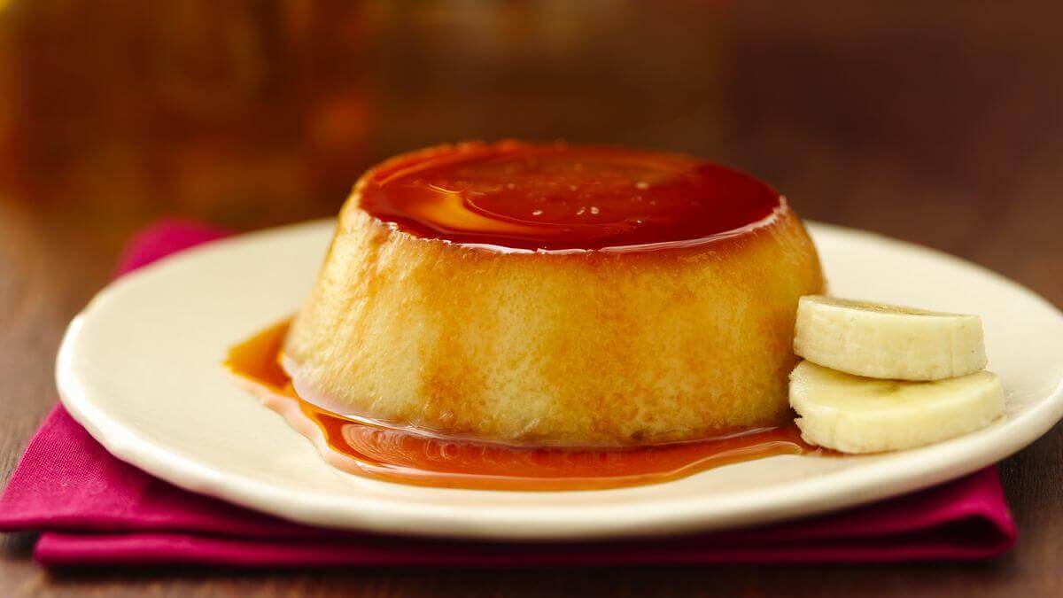 Flan van banaan met saus