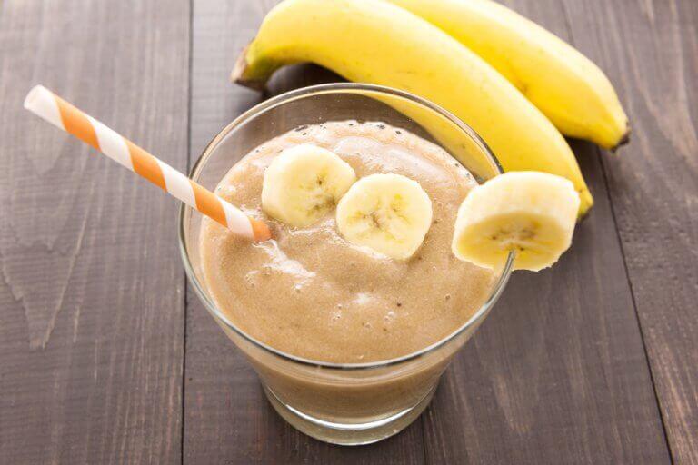 Smoothie met banaan en een rietje