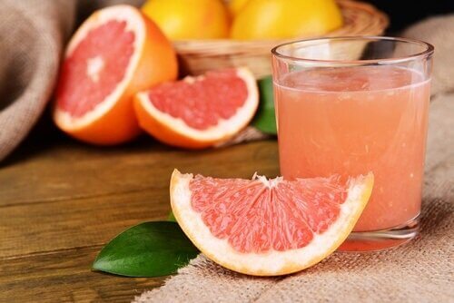 Grapefruit en glas grapefruitsap