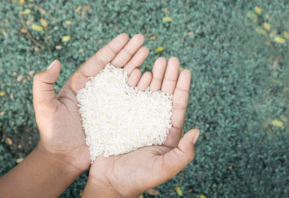 Rijst ligt in een hart vorm