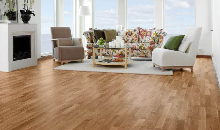 Woonkamer met donker houten vloer