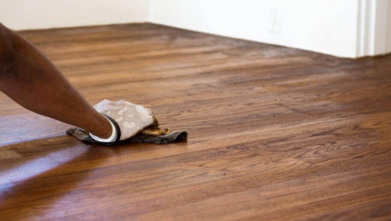 Hoe je krassen in de vloer kan verwijderen