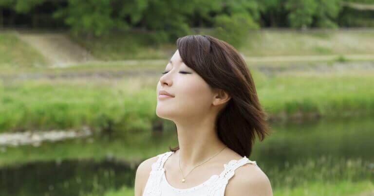 Japanse dame in de natuur