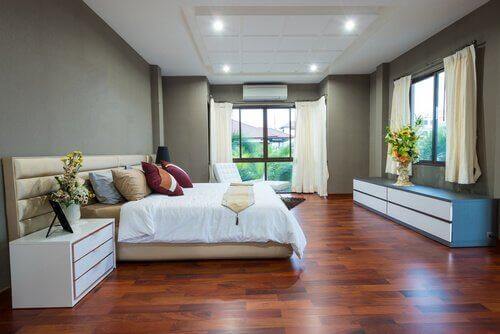 Een opgeruimde kamer in een minimalistisch huis