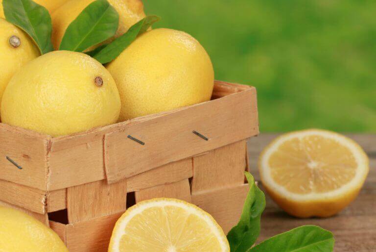 Hele en gesneden citroenen