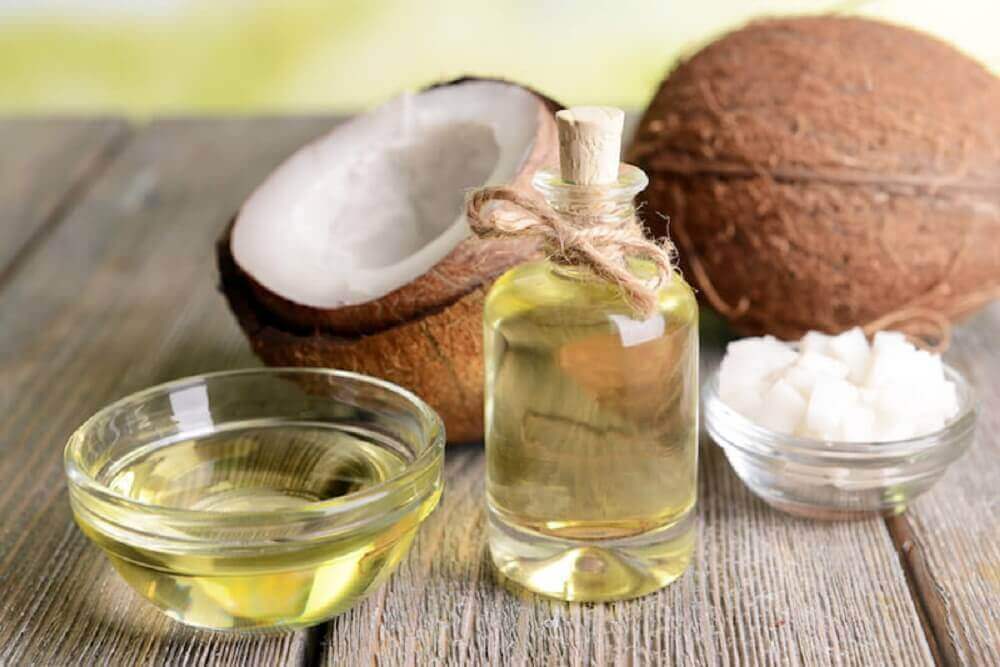 Kokosnoot en flesje kokosolie