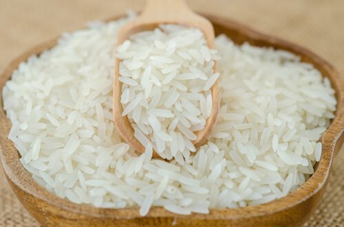 Houten kom met witte rijst