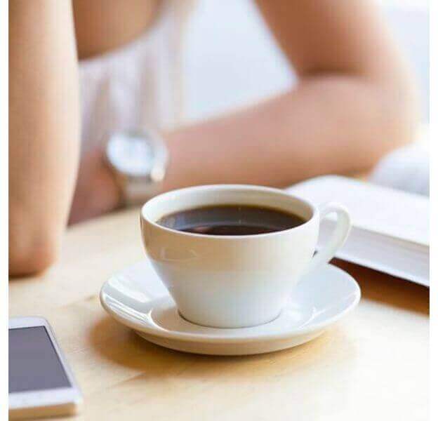 Witte kop en schotel met koffie