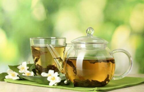 Theekan en theeglas met thee