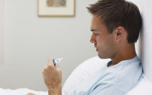 Man ligt ziek in bed