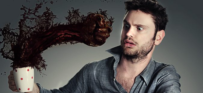 Een vuist van koffie uit een kopje