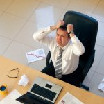 Man zit vol stress met handen in het haar