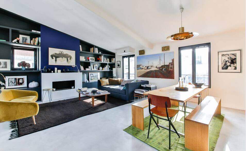 Grote ramen in een minimalistisch huis