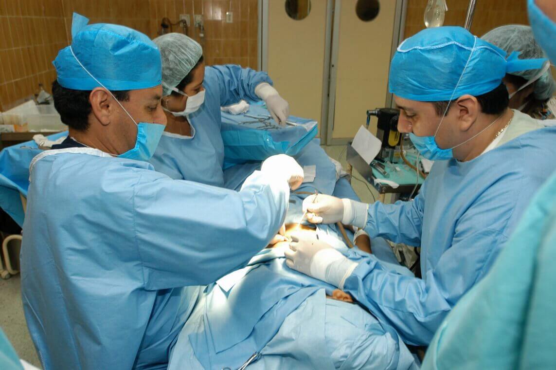 Artsen in operatiekamer