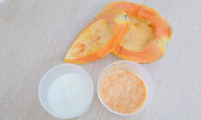 Papaja en bakje yoghurt