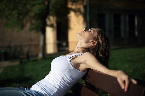 Ontspan je om het premenstrueel syndroom aan te pakken