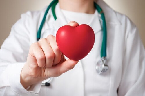 Arts houdt een hartjesvorm vast